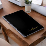 Cuaderno Black Gold Modern Script Girly Monograma Nombre<br><div class="desc">Planificador de monograma de escritura simple en negro y oro con nombre de bloc de notas en espiral. Esto hace que el dulce perfecto cumpleaños 16, boda, ducha de novia, aniversario, ducha de bebé o fiesta de soltera sea regalo para alguien que ama el lujo glam y los estilos de...</div>