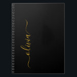 Cuaderno Black Gold Modern Script Girly Monograma Nombre<br><div class="desc">Planificador de monograma de escritura simple en negro y oro con nombre de bloc de notas en espiral. Esto hace que el dulce perfecto cumpleaños 16, boda, ducha de novia, aniversario, ducha de bebé o fiesta de soltera sea regalo para alguien que ama el lujo glam y los estilos de...</div>