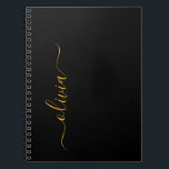 Cuaderno Black Gold Modern Script Girly Monograma Nombre<br><div class="desc">Planificador de monograma de escritura simple en negro y oro con nombre de bloc de notas en espiral. Esto hace que el dulce perfecto cumpleaños 16, boda, ducha de novia, aniversario, ducha de bebé o fiesta de soltera sea regalo para alguien que ama el lujo glam y los estilos de...</div>
