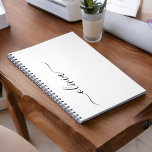 Cuaderno Black White Modern Script Girly Monograma Nombre<br><div class="desc">Planificador de monograma de escritura simple en blanco y negro con el nombre de bloc de notas en espiral. Esto hace que el dulce perfecto cumpleaños 16, boda, ducha de novia, aniversario, ducha de bebé o fiesta de soltera sea regalo para alguien que ama el lujo glam y los estilos...</div>
