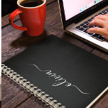 Cuaderno Black White Modern Script Girly Monograma Nombre<br><div class="desc">Planificador de monograma de escritura simple en blanco y negro con el nombre de bloc de notas en espiral. Esto hace que el dulce perfecto cumpleaños 16, boda, ducha de novia, aniversario, ducha de bebé o fiesta de soltera sea regalo para alguien que ama el lujo glam y los estilos...</div>