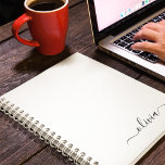 Cuaderno Black White Modern Script Girly Monograma Nombre<br><div class="desc">Planificador de monograma de escritura simple en blanco y negro con el nombre de bloc de notas en espiral. Esto hace que el dulce perfecto cumpleaños 16, boda, ducha de novia, aniversario, ducha de bebé o fiesta de soltera sea regalo para alguien que ama el lujo glam y los estilos...</div>