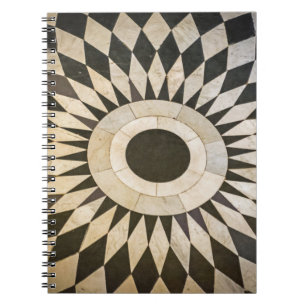 Cuaderno blanco y negro del modelo