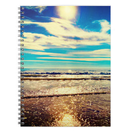 Cuaderno Bloc de notas con luz solar junto al mar