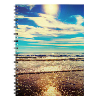 Cuaderno Bloc de notas con luz solar junto al mar