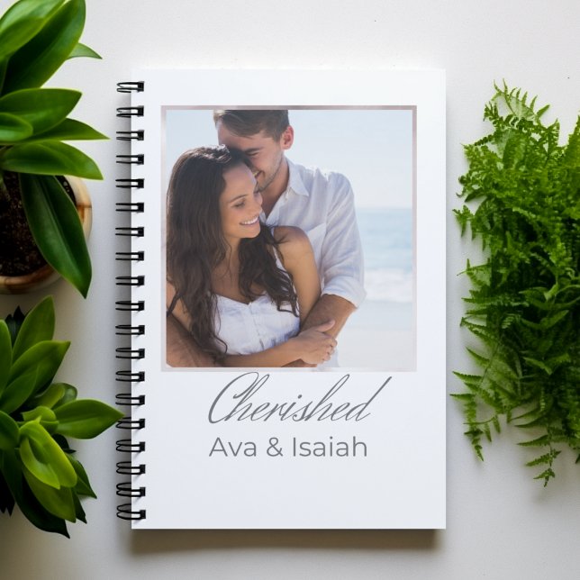Cuaderno Bloc de notas en espiral de línea Keepsake con mar (“Spiral notebook with watercolor-framed photo, script ‘Cherished,’ and subtle serif text accent.”)