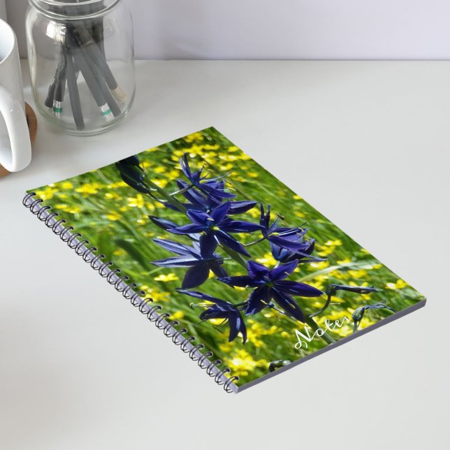 Cuaderno Blue Camas y flores silvestres amarillas Floral (In Situ)