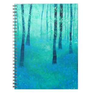 Cuaderno Bluebells en un paisaje forestal de bosques