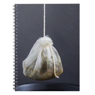 Cuaderno Bolsa de té colgada en una taza