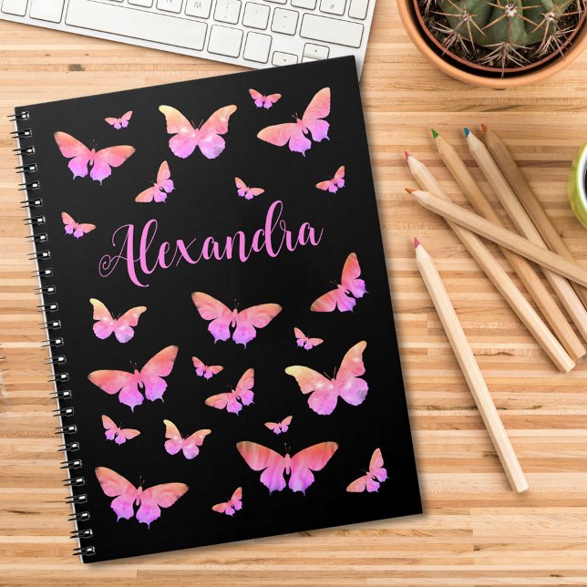 Cuaderno Bonito Patrón de mariposa Nombre negro rosado (Modern butterfly pattern pink and black custom name notebook with elegant typography script )