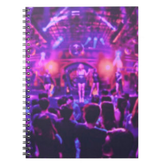 Cuaderno Borrosa fiesta club en tonos pastel sobre el suelo