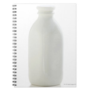 Cuaderno Botella de leche en el fondo blanco