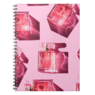 Cuaderno Botellas perfumes, fondo rosado, liofilizado