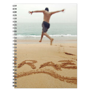 Cuaderno BRASIL. Hombre con el pecho desnudo llevando un tr