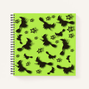 Cuaderno Bruja voladora entre las estrellas en la noche de 