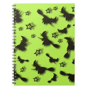 Cuaderno Bruja voladora entre las estrellas en la noche de