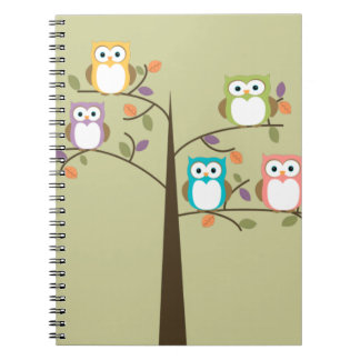 Cuaderno Búhos coloridos en árbol bonito