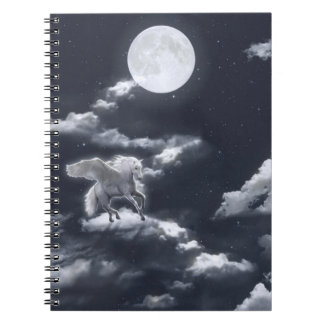 Cuaderno Caballo alado blanco: cielo iluminado por la luna.
