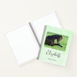 Cuaderno Caballo marrón bonito en la hierba