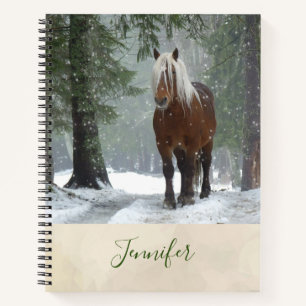 Cuaderno Caballo marrón en un bosque de invierno con nieve