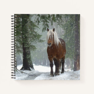 Cuaderno Caballo marrón en un bosque de invierno con nieve