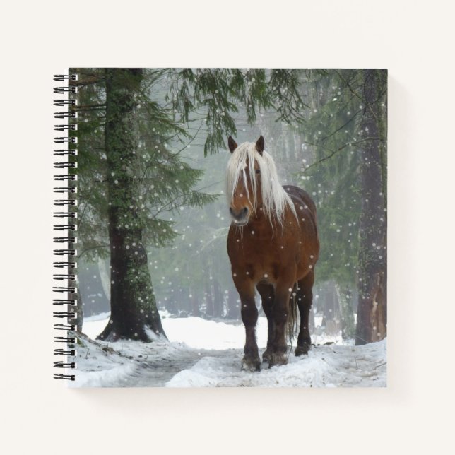 Cuaderno Caballo marrón en un bosque de invierno con nieve  (Anverso)