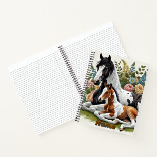 Cuaderno Caballos descansando entre flores vibrantes y vege