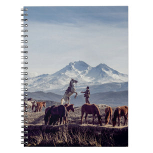 CUADERNO CABALLOS EN LA MONTAÑA DE VISTA DE CAMPO ABIERTO D