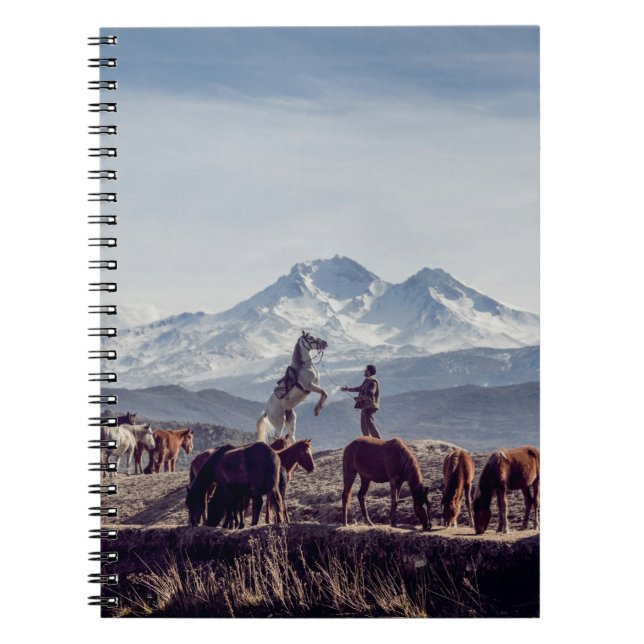 CUADERNO CABALLOS EN LA MONTAÑA DE VISTA DE CAMPO ABIERTO D (Frente)
