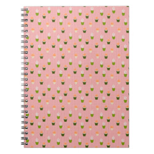 Cuaderno Cactus y la planta de cacerolas en fondo rosado