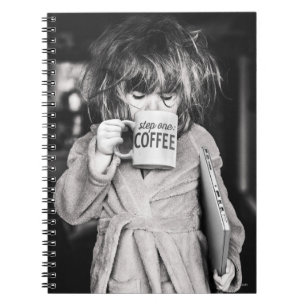 Cuaderno Café para beber a una niña pequeña