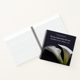 Cuaderno Calla se asienta en un fondo oscuro