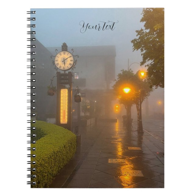 Cuaderno Calle de niebla con reloj vintage (Frente)