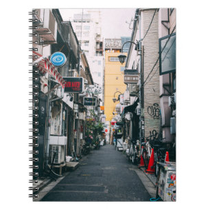 CUADERNO CALLE ENTRE EDIFICIOS DE CONCRETO GRIS
