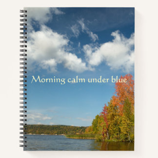 Cuaderno Calma matutina bajo lagos otoñales azules