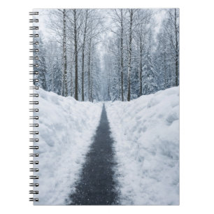 Cuaderno Camino de bosque invernal brumoso Paisaje invernal