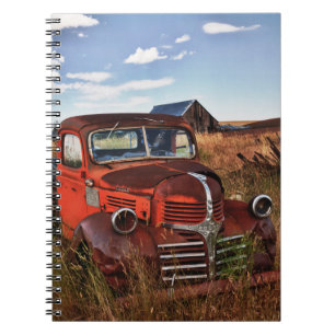 Cuaderno Camión Dodge naranja oxidado con granja abandonada