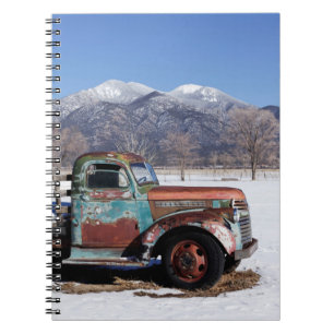 Cuaderno Camión viejo sentado en el campo