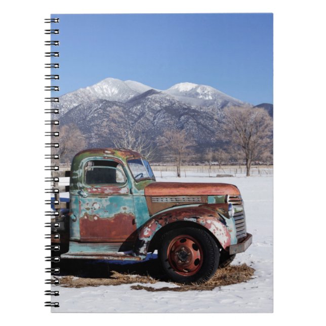 Cuaderno Camión viejo sentado en el campo (Frente)