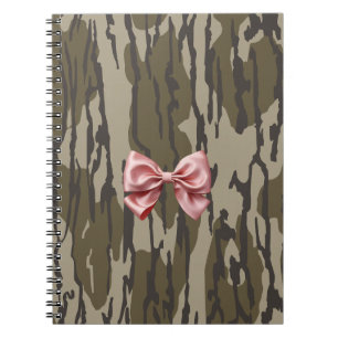 Cuaderno Camo de niñas lazo de cinta rosa en fondo de camuf