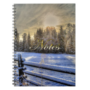 Cuaderno Campo agrícola en nieve de invierno al amanecer