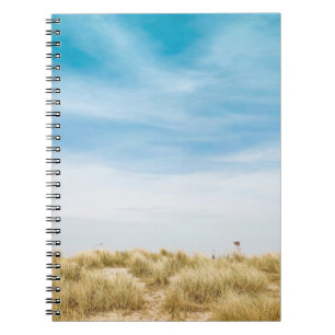 Cuaderno Campo de hierba verde bajo cielo azul