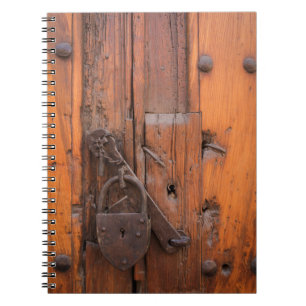 Cuaderno Candado en puerta de madera