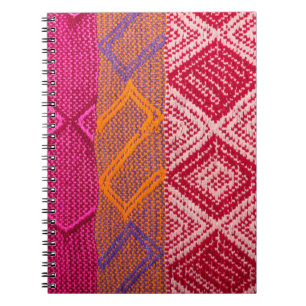 Cuaderno Captura de detalles de tela india con una pintura