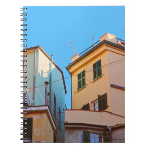 CUADERNO CASA DE CONCRETO BEIGE JUNTO A LA CASA DE BROWN