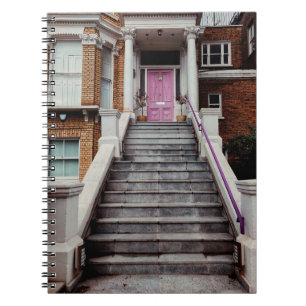 CUADERNO CASA DE CONCRETO BLANCO QUE MUESTRA MADERA PURPLE