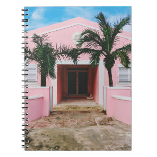 Cuaderno Casa de hormigón rosa y blanco cerca de árboles ve