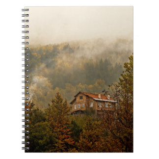 Cuaderno Casa de madera forestal: Tranquila escena