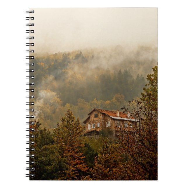 Cuaderno Casa de madera forestal: Tranquila escena (Frente)