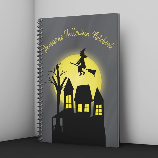 Cuaderno Casa Embrujada de Bruja Espeluznante Personalizada (Spooky Halloween notebook with witch flying over haunted house and glowing full moon.)